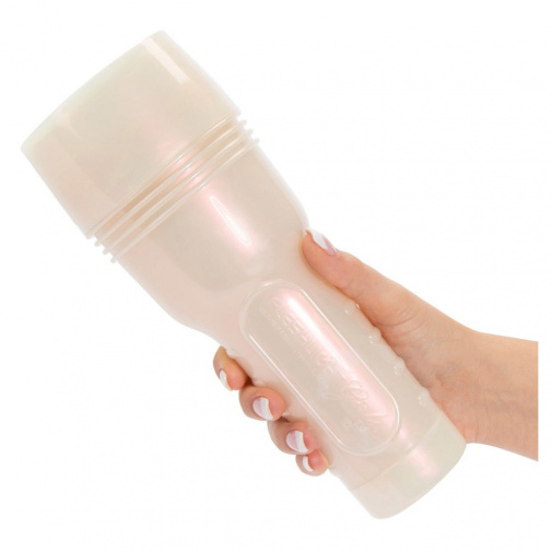 A Fleshlight maszturbátor zseblámpa formájú műanyag tokkal tökéletesen illeszkedik a kézbe. 