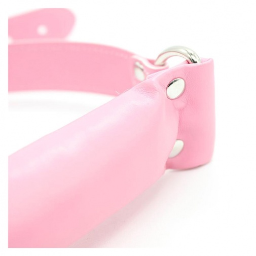 Henger alakú, műbőrből készült rózsaszín szájpecek.