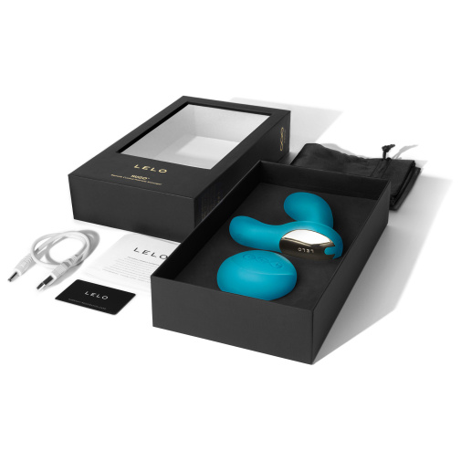 A Lelo Hugo egy elegáns dobozba van csomagolva, USB töltőkábellel, távirányítóval és tároló tasakkal. 