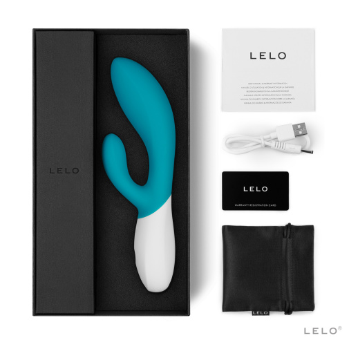 A Lelo Ina Wave a vibrátoron kívül egy USB-kábelt is tartalmaz a töltéshez, egy tároló tasakot és egy kézikönyvet.