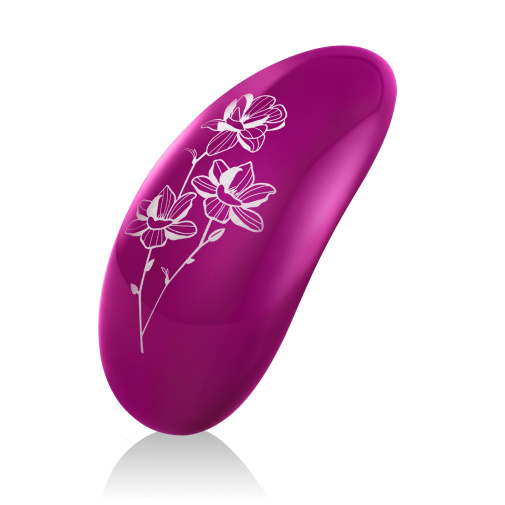 Lelo stimulátor gyönyörű lila színben, virágos díszítéssel, amely minden nőnek örömet okoz. 