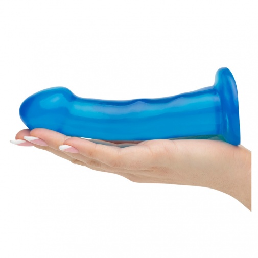 A kék színű, pénisz alakú, kisebb méretű dildó nagyságának szemléltetése.