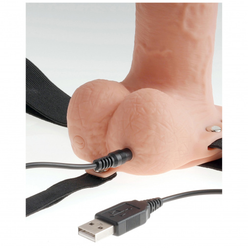 A Fetish Fantasy Hollow 7 strap-on vibrátor feltöltésének szemléltetése az USB-kábel segítségével.