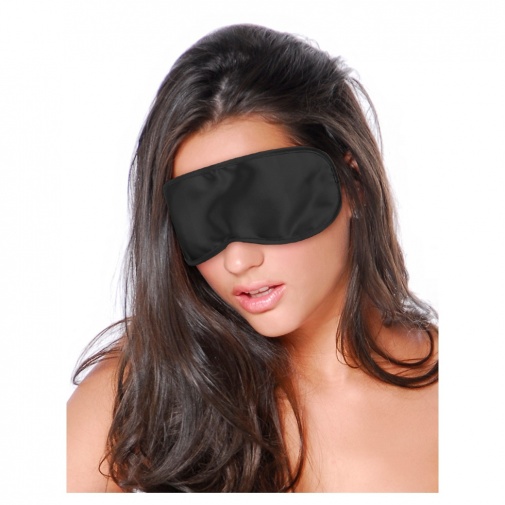 Egy nő, akinek a szemét az átlátszatlan fekete szemmaszk takarja el.